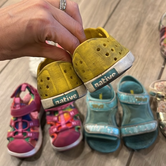Lot of 6 size 8 girls shoes sandals native teva crocs - Picture 9 of 10